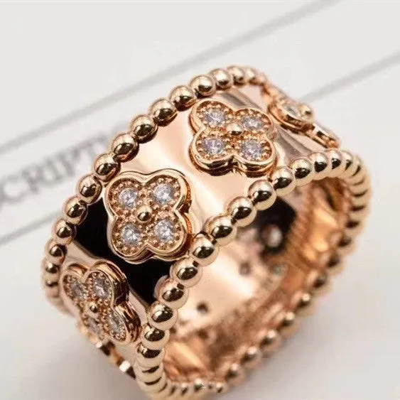 Beautiful 18K Gold Clover Ring